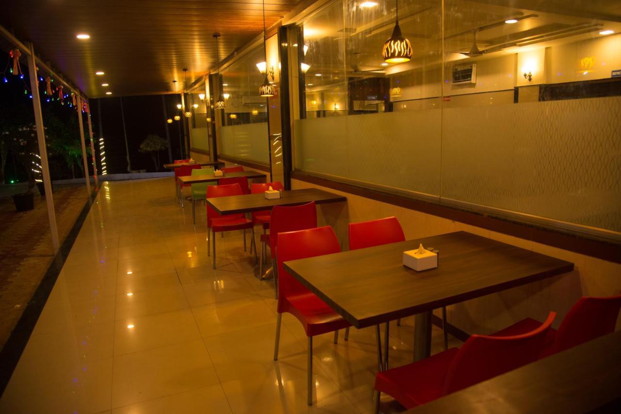 Hotel Rajratna Executive Supe Esterno foto